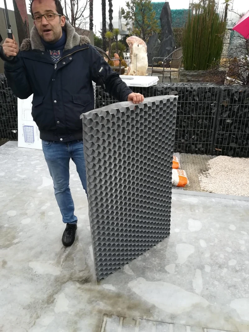 Gianni Sottocornola podczas szkolenia Bera Gravel w Stone City Zandobbio analiza nośności kruszywa.webp